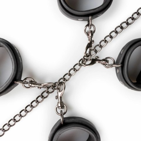 EasyToys zestaw z kołnierzem i regulowanymi mankietami na nadgarstki i kostki EasyToys zestaw z kołnierzem i regulowanymi mankietami na nadgarstki i kostki