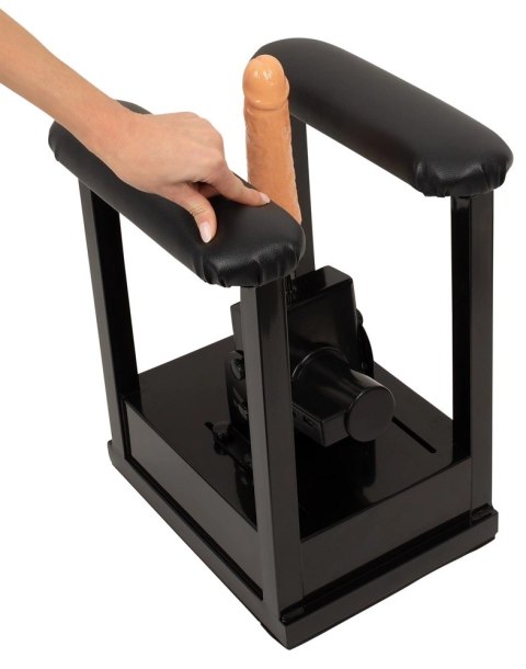The Banger Sit-On-Me - zaawansowana maszyna intymna z nakładką TPE 18 cm The Banger Sit-On-Me - zaawansowana maszyna intymna z nakładką TPE 18 cm