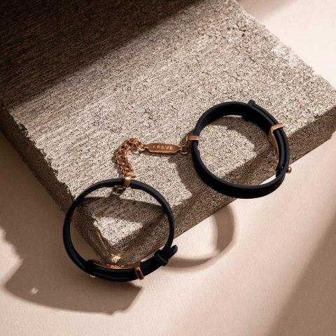 Crave ID Cuffs mankiety skorzane czarne z elementami rożowego złota Crave ID Cuffs mankiety skorzane czarne z elementami rożowego złota