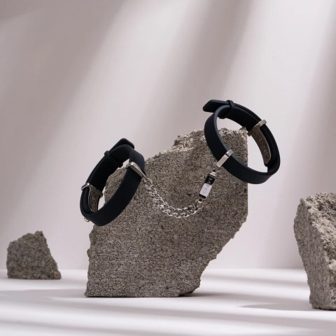 Crave ID Cuffs mankiety skorzane czarne ze srebrnymi okuciami regulowane Crave ID Cuffs mankiety skorzane czarne ze srebrnymi okuciami regulowane