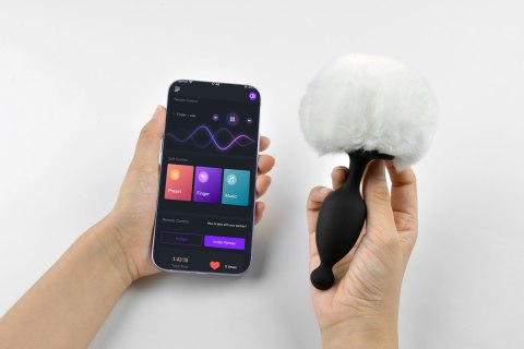 Sterowany apką wibrujący korek z króliczym ogonkiem Magic Motion Magic Bunny Sterowany apką wibrujący korek z króliczym ogonkiem Magic Motion Magic Bunny
