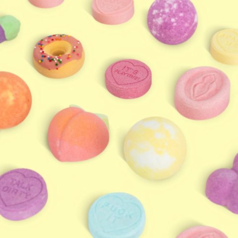 Love to Love Bath Bomb Flowers relaksująca kula do kąpieli 100g Love to Love Bath Bomb Flowers relaksująca kula do kąpieli 100g