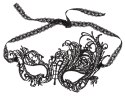 Cottelli Accessories czarna maska na oczy z haftem i koronkową wstążką