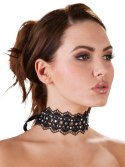 Cottelli Accessories naszyjnik czarny haftowany z perełkami i dżetami 36cm Cottelli ACCESSOIRES
