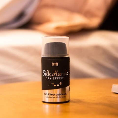 Silikonowy lubrykant Silk Hands 15 ml. Idealny do zabaw intymnych pod prysznicem i w wannie. Silikonowy lubrykant Silk Hands 15 ml. Idealny do zabaw intymnych pod prysznicem i w wannie.