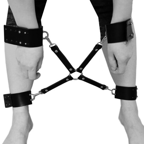 Uprząż z kajdankami na ręce i nogi ze skóry. Gadżet do zabaw BDSM. Uprząż z kajdankami na ręce i nogi ze skóry. Gadżet do zabaw BDSM.