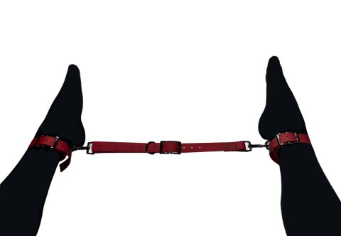 Kajdanki na nogi BDSM z łącznikiem. Regulowane, czerwone, do bondage. Kajdanki na nogi BDSM z łącznikiem. Regulowane, czerwone, do bondage.