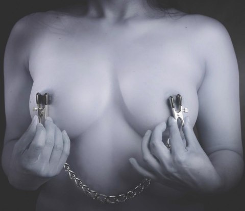 Metalowe zaciski na sutki regulowane bdsm sex Metalowe zaciski na sutki regulowane bdsm sex